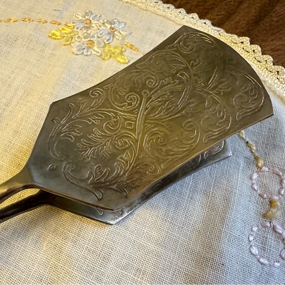 Vintage Ornate Silver Plate Scissor Pastry Tongs Dessert Sandwich Finger Loop - Picture 3 of 11